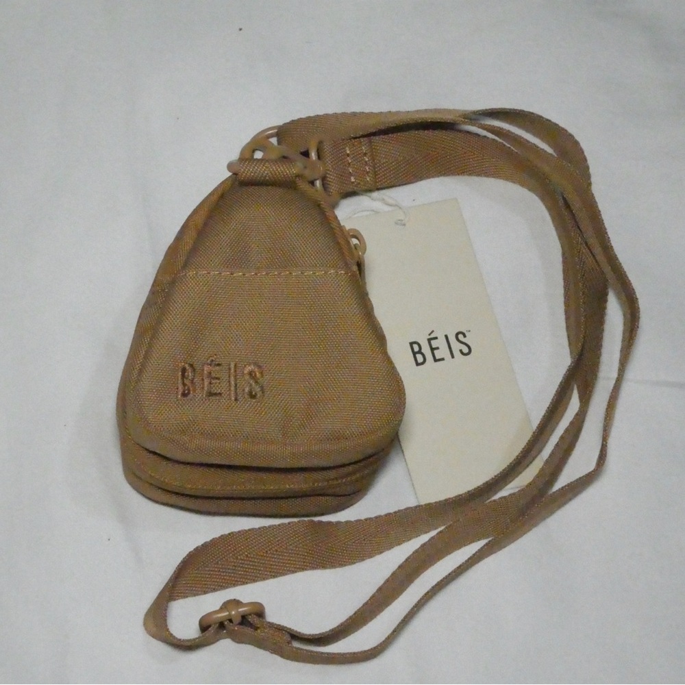 BEIS ‘The Expandable Crossbody Charm in Camel’